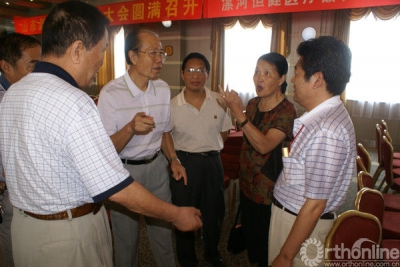 5在漯河举办的河南省关节脊柱外科新技术学习班休息期间,张教授、任玉珠与时任河南省骨科学会主任委员张铁良、副主任委员王海蛟等进行学术探讨.JPG