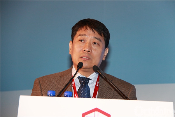 马信龙院长张长青教授带来了骨质疏松骨折的治疗策略,他强烈呼吁加快