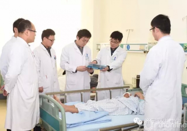曾文超正在查房.jpg