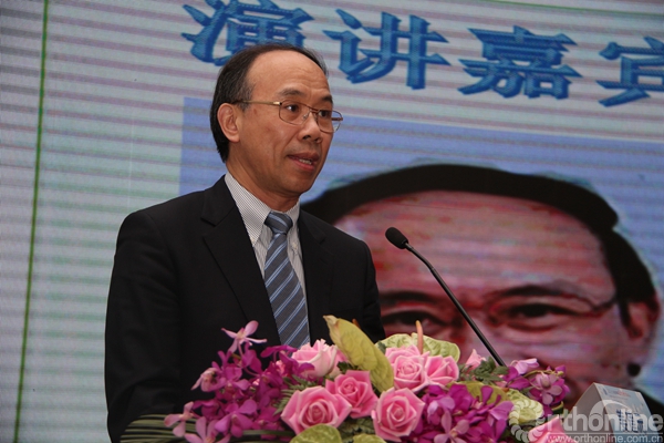 周许辉教授介绍了成人脊柱侧弯的自然史,进展危险因素,以及远端融合至