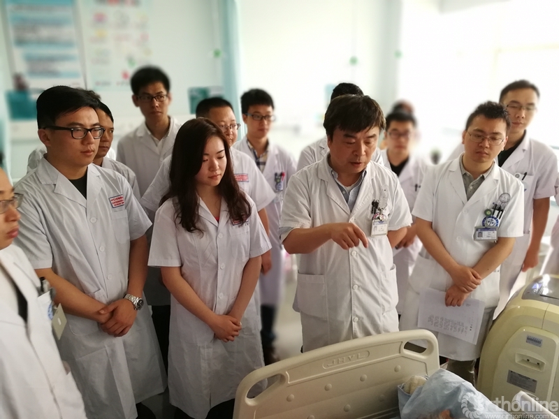 刘浩教授带学生查房.jpg